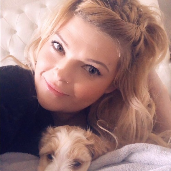 Meet your Posher, Nicole - Picture 1 of 1